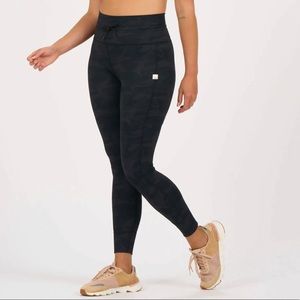 Vuori Women’s Daily Legging Black Camo - Small